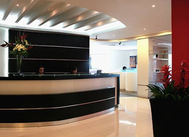Alquila una oficina personalizada para cinco o seis personas en Bogota, Avenida Chile