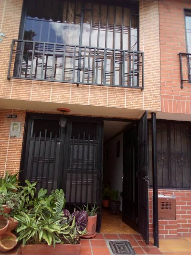 VENDO CASA BONITA COMODA EN GRATAMIRA- MEDELLIN