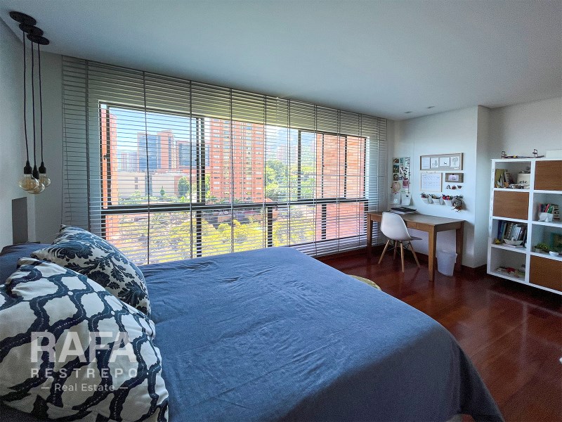 Apartamento Duplex en Venta, Medellín, sector el Tesoro, 3 habitaciones mas Estudio