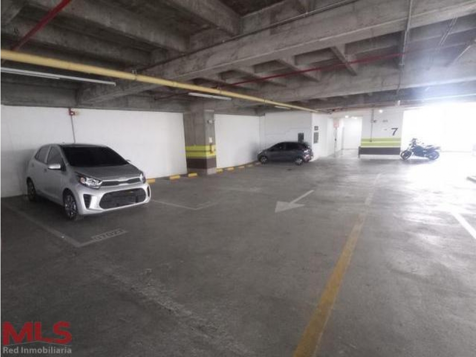 Parqueaderos en Centro Comercial