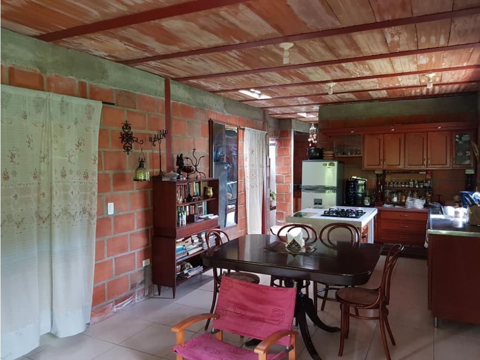 Se vende casa con lote en tablones