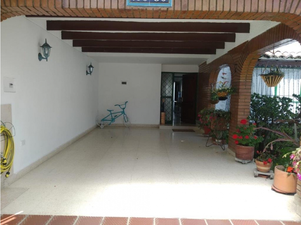 AMPLIA CASA EN LAS MARGARITAS- VENTA