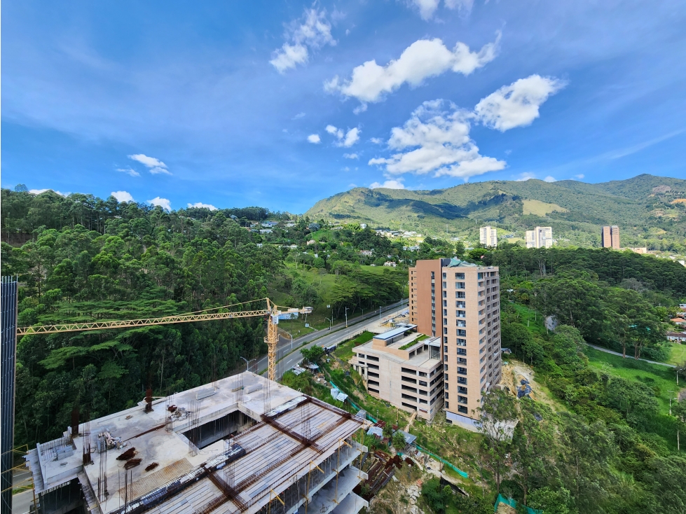 VENTA APARTAMENTO ALTOS DEL POBLADO, VISTA ORIENTE, PISO ALTO.