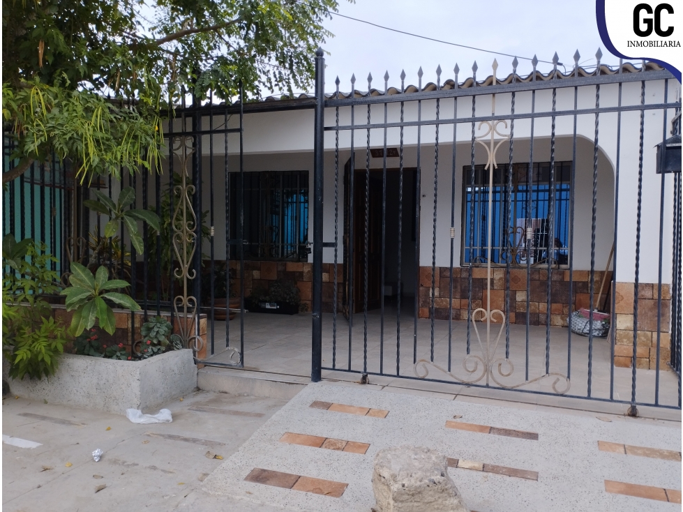 Se vende amplia casa - Barrio manuela beltran