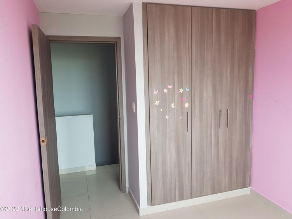 Vendo Apartamento en  Ciudad Jardin C.C 22-2577