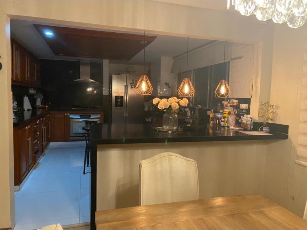 Vendo apartamento recién remodelado cra 49c con 82, 280 mts2, $680 millones.