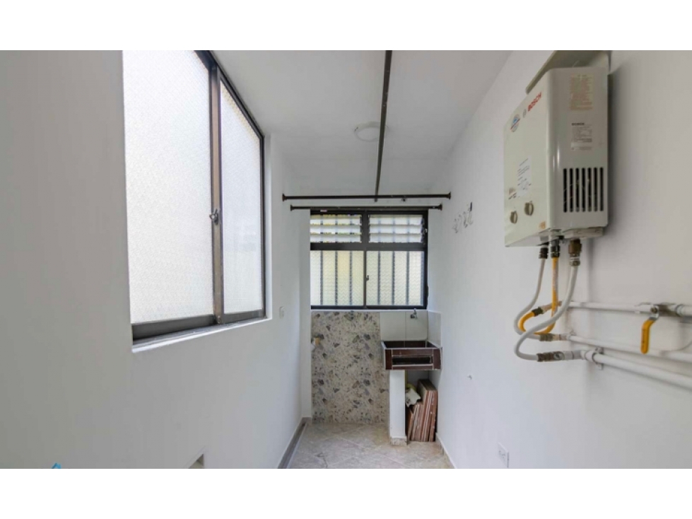 SE VENDE CÓMODO APARTAMENTO - URB. CERRADA - NIQUÍA