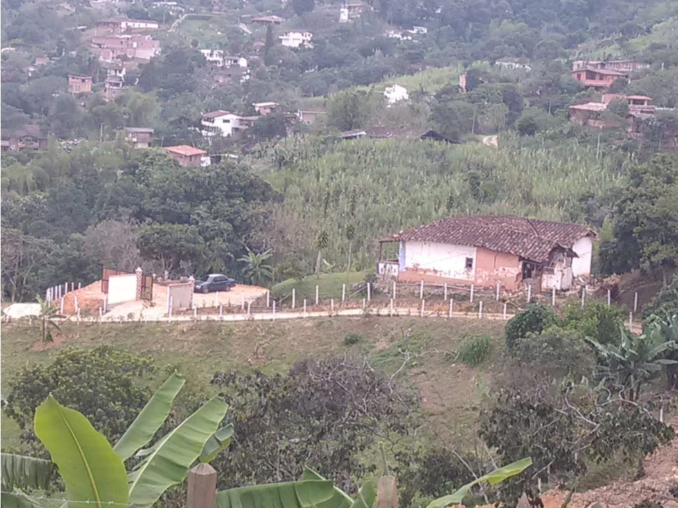 CASA/LOTE CON UN ÁREA MUY PLANA EN GIRARDOTA