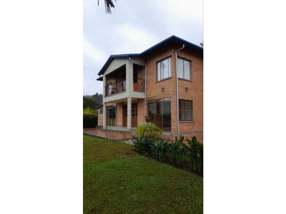 Arriendo casa finca en el retiro Antioquia area lote 2100 m2 