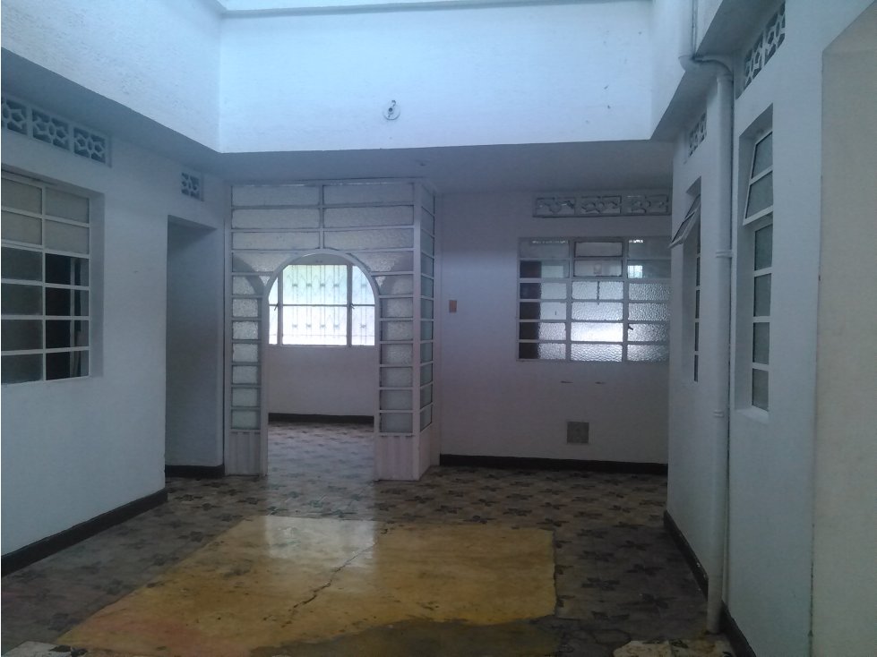 VENDO CASA AMPLIA ESQUINERA EN ROSABLANCA