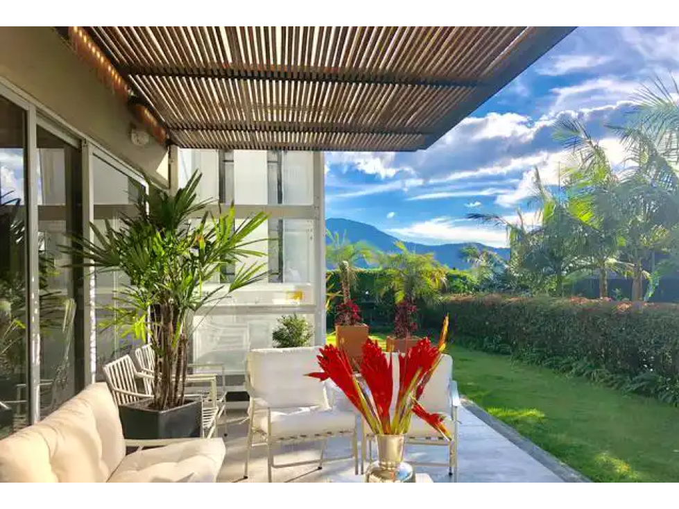 Venta Casa Campestre en Loma del Escobero, Envigado. Remodelada