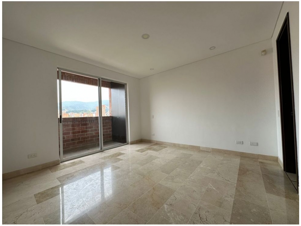 PENTHOUSE EN ARRIENDO LAURELES ED. CON PISCINA