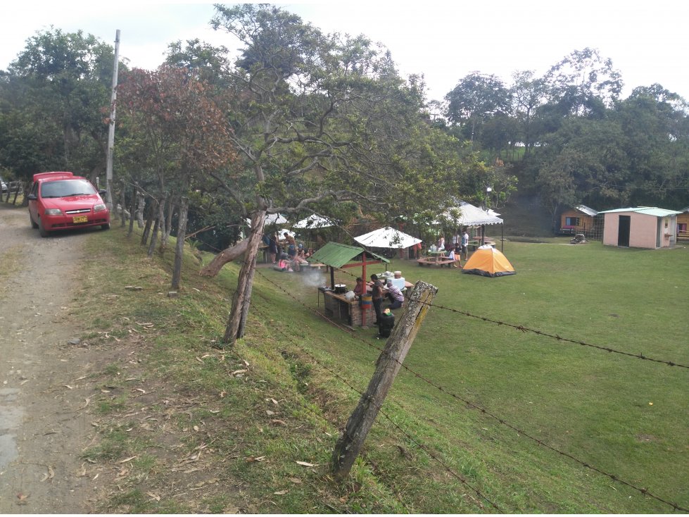 SE ARRIENDA CABAÑA  Y ZONA DE CAMPING