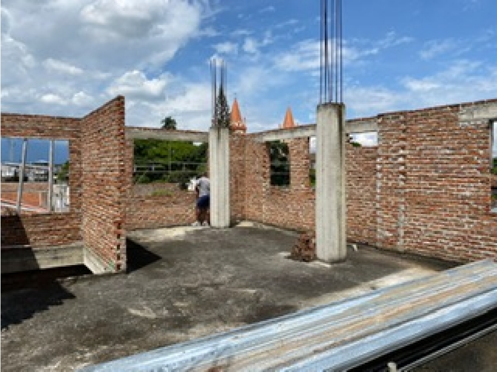 Edificio esquinero en Guacari