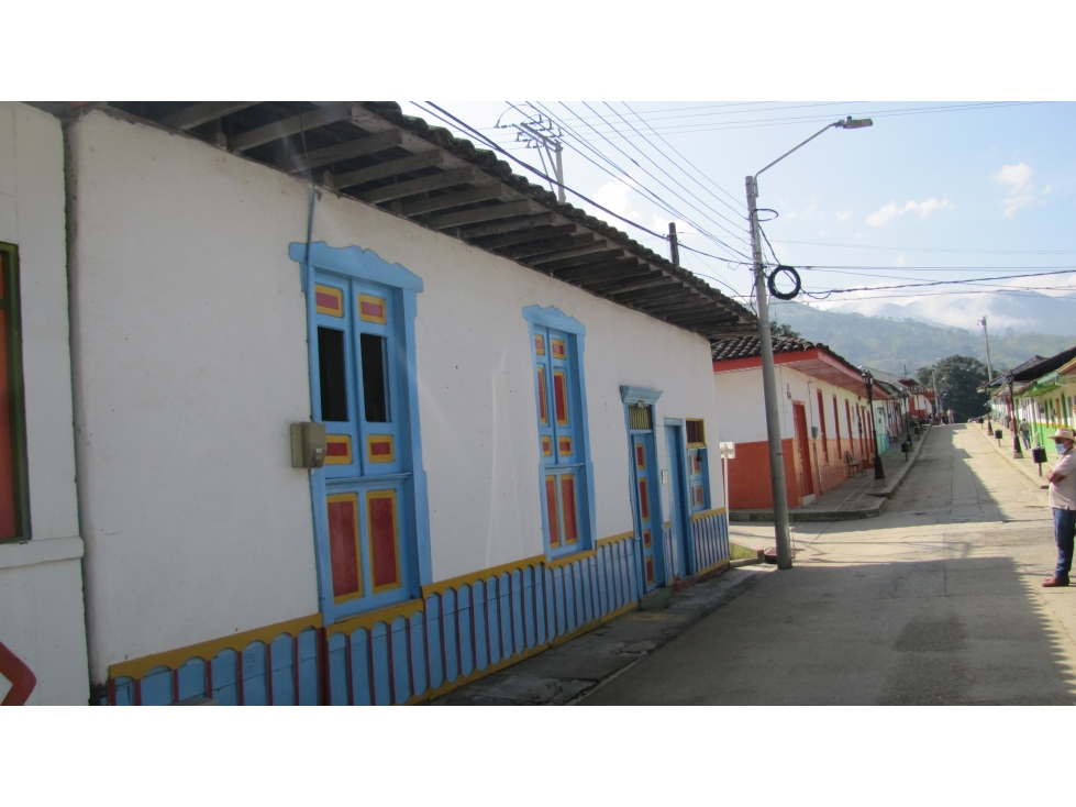 casa tradicional esquinera muy bien ubicada en Salento