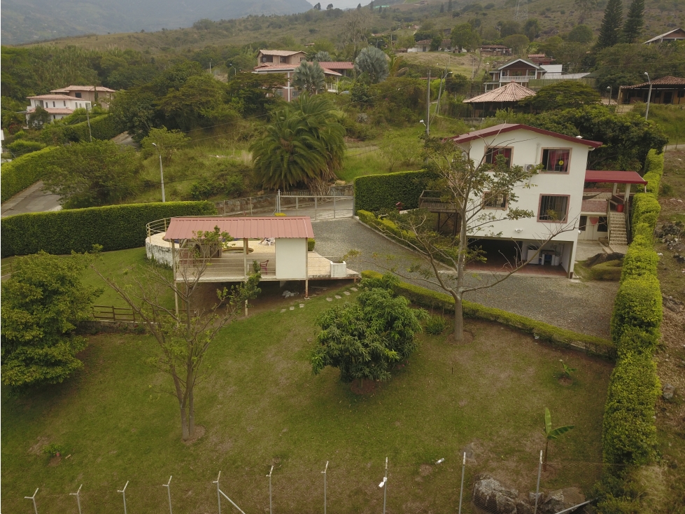 CASA CAMPESTRE EN COPACABANA CON PISCINA