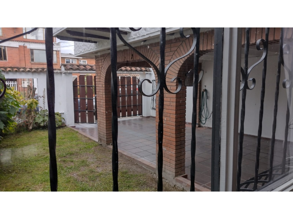 VENDO CASA  2 PISOS UNIDAD RESIDENCIAL EN LAS MARGARITAS E