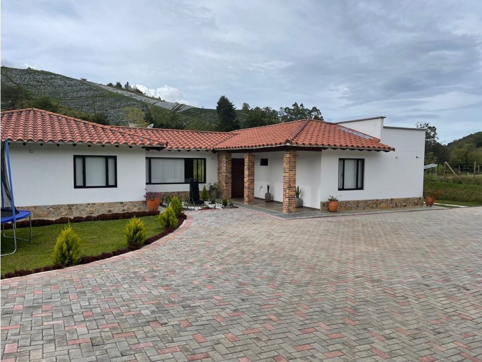 VENDO FINCA MODERNA Y AMPLIA EN RIONEGRO SECTOR GALICIA