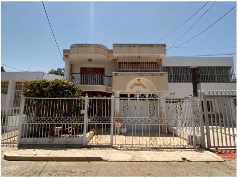 Amplia casa residencial de 2 pisos con vocación comercial , postobón