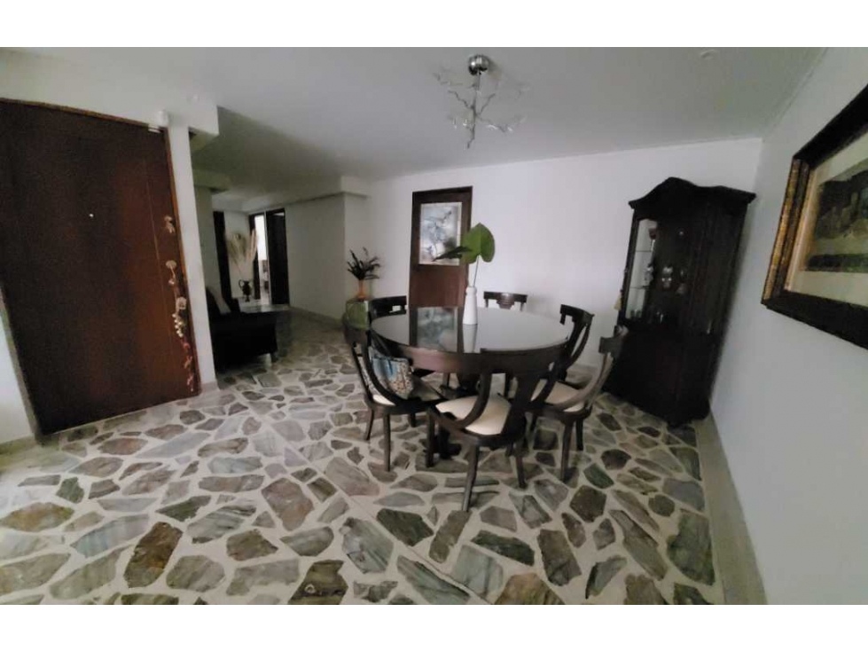 APARTAMENTO EN CONQUISTADORES PARA REMODELAR, BUENA UBICACIÓN.