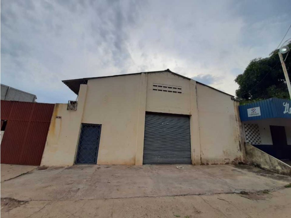 ARRIENDO BODEGA AV SALGUERO