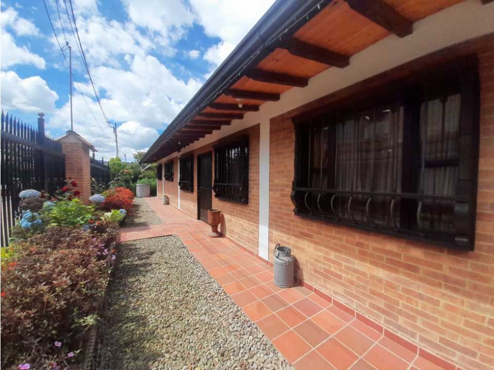 ARRIENDO CASA CAMPESTRE DISEÑO RUSTICO, CERCA COLEGIO CEREZOS CAJICÁ.