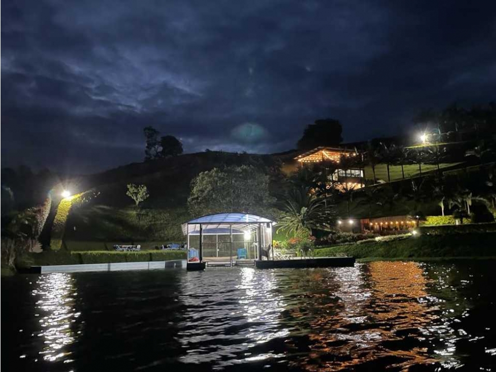 Casa Campestre en El Peñol con acceso a la Represa en venta