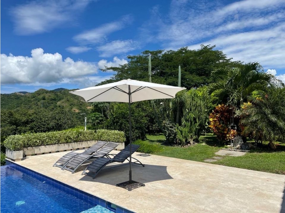 Casa de un solo nivel con piscina y vista Sopetran