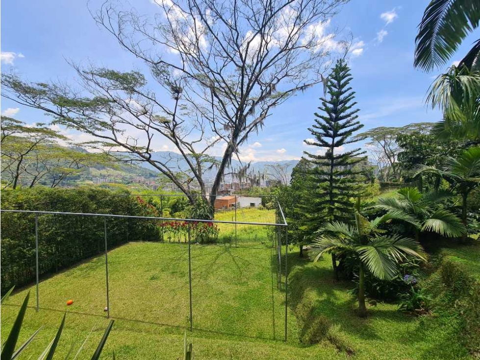 Casa en un solo nivel, lote independiente parte baja loma escobero.