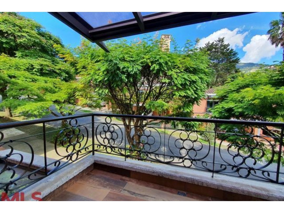 Casa en venta en Altos del Poblado, Medellín