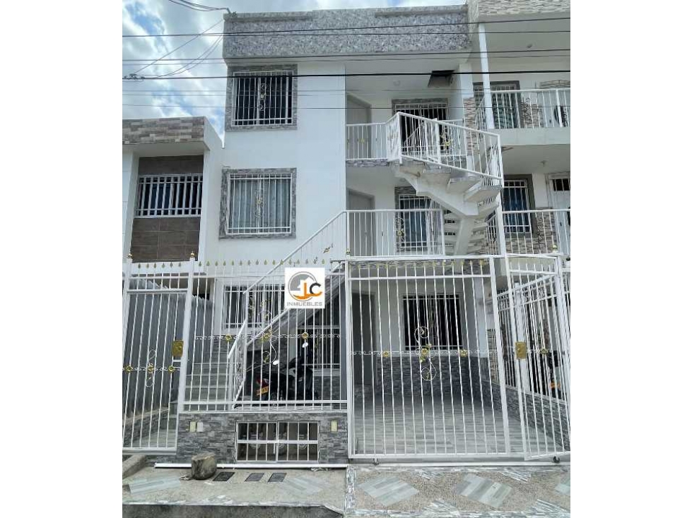 Edificio casi nuevo de 3 pisos con 3 apartamentos, urba. Terranova