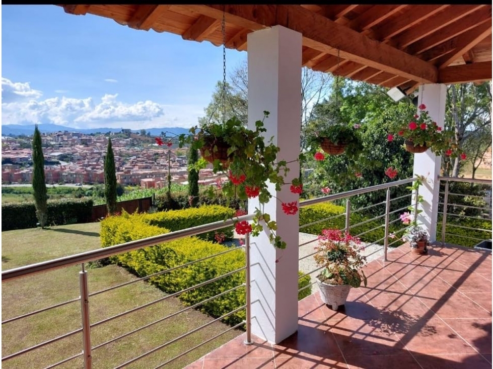 HERMOSA CASA FINCA EN VENTA CON VISTA Y UBICACIÓN - EL CARMEN VÍBORAL