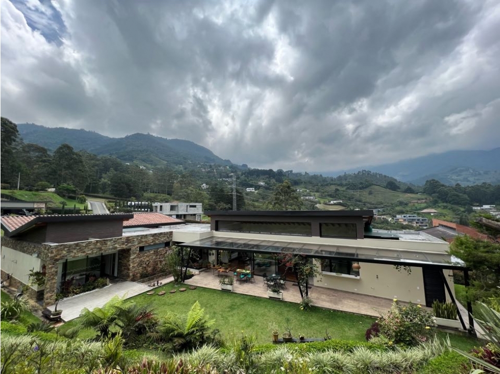 Hermosa casa UN SOLO NIVEL Loma del Escobero