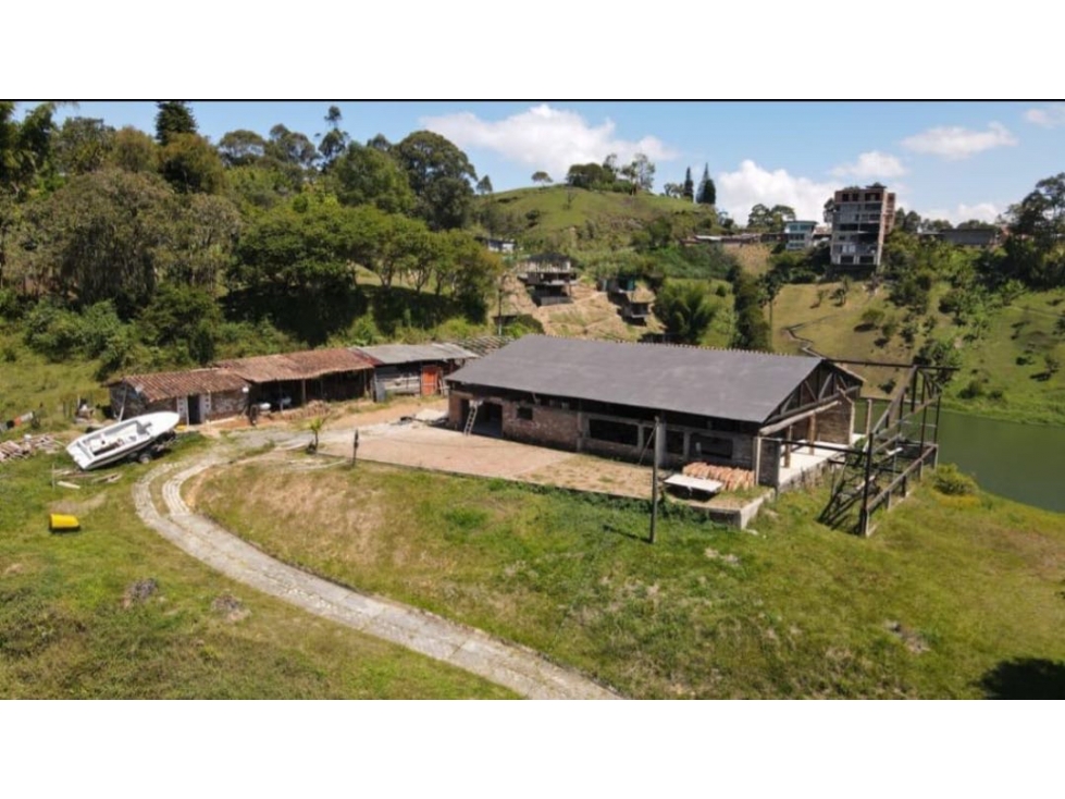 Increible Casa Lote en Guatape en Contrucción