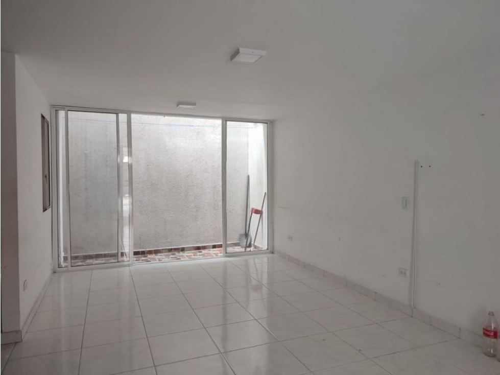 La Italia - Casa esquinera de dos pisos más lote en venta Palmira