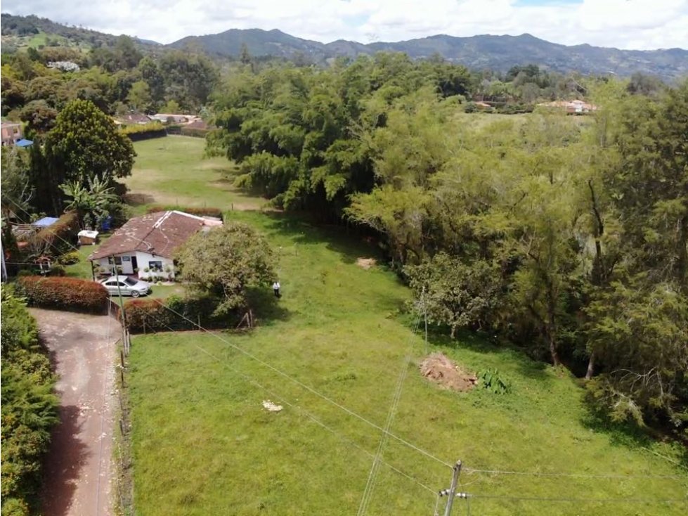 Lote completamente plano en llanogrande con casa campesina