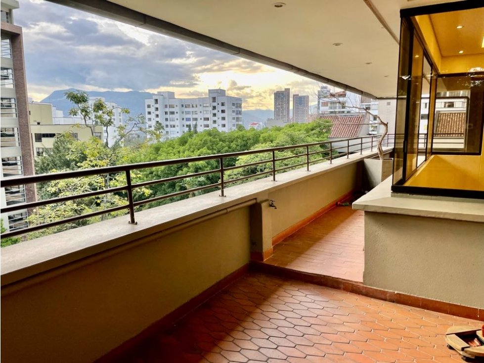 Penthouse duplex con terraza y balcones en parte baja Poblado