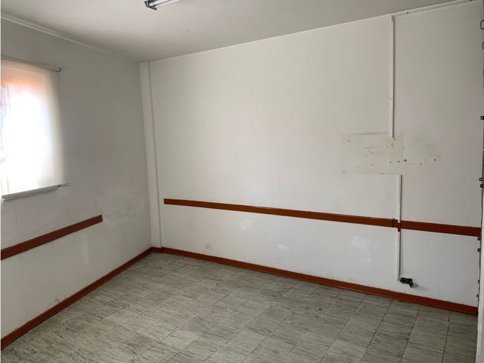 SE ARRIENDA CASA COMERCIAL EN LA CIRCUNVALAR