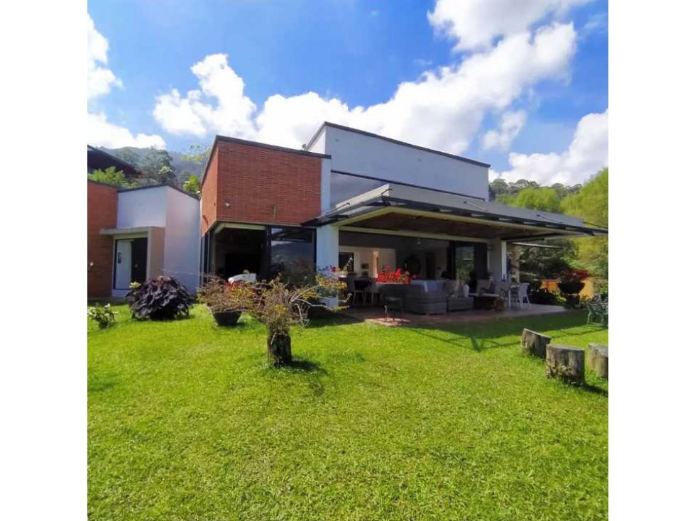 SE VENDE CASA CAMPESTRE, SECTOR ENVIGADO ALTO DEL ESCOBERO