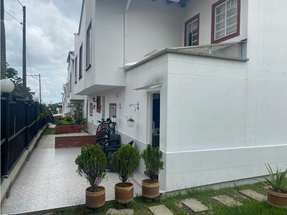 SE VENDE CASA EN CONJUNTO CERRADO, ZONA : NORTE DE ARMENIA.