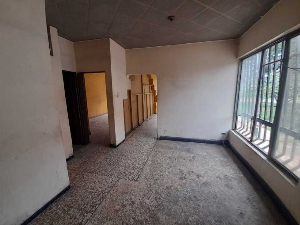 Se vende casa esquinera en el vallado  para remodelar (j.s)