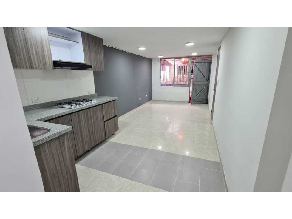 SE VENDE CASA REMODELADA EN LA PATRIA ( PERMITE HACER TERCER NIVEL )