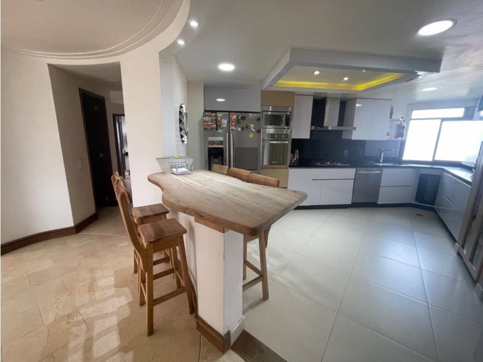 SE VENDE HERMOSO Y AMPLIO APARTAMENTO POR EL MALL SAN LUCAS