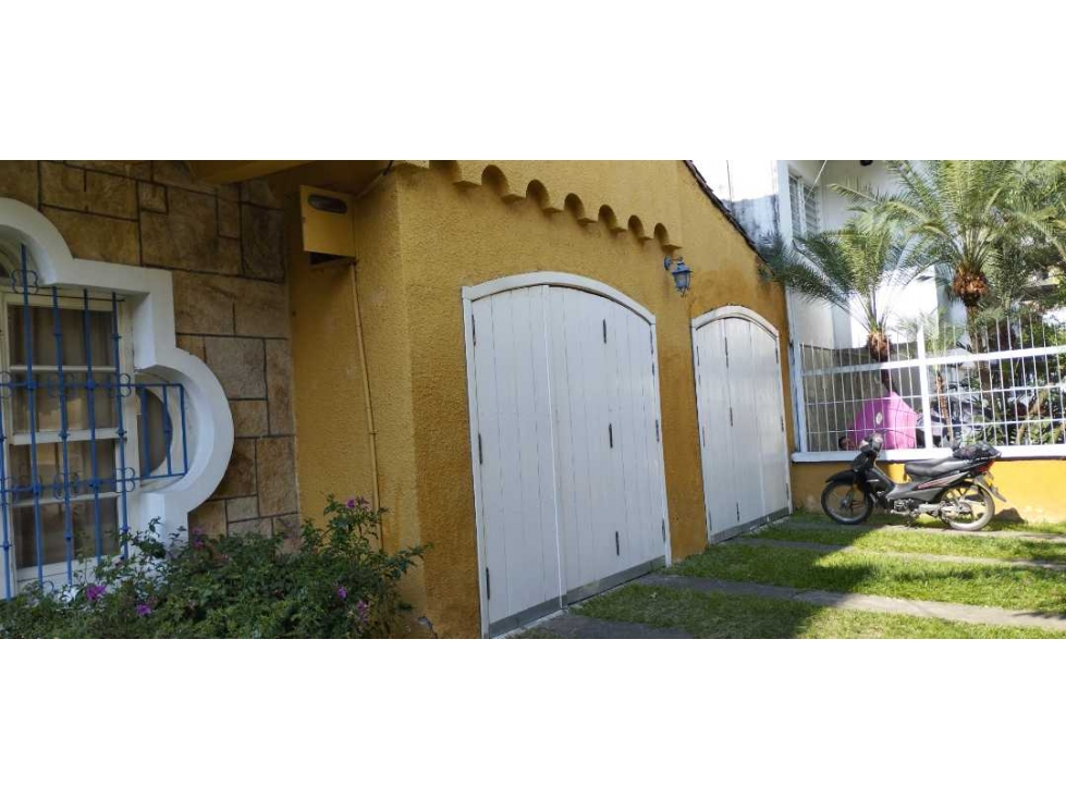 Vendo casa quinta antigua en el barrio Santa Teresita