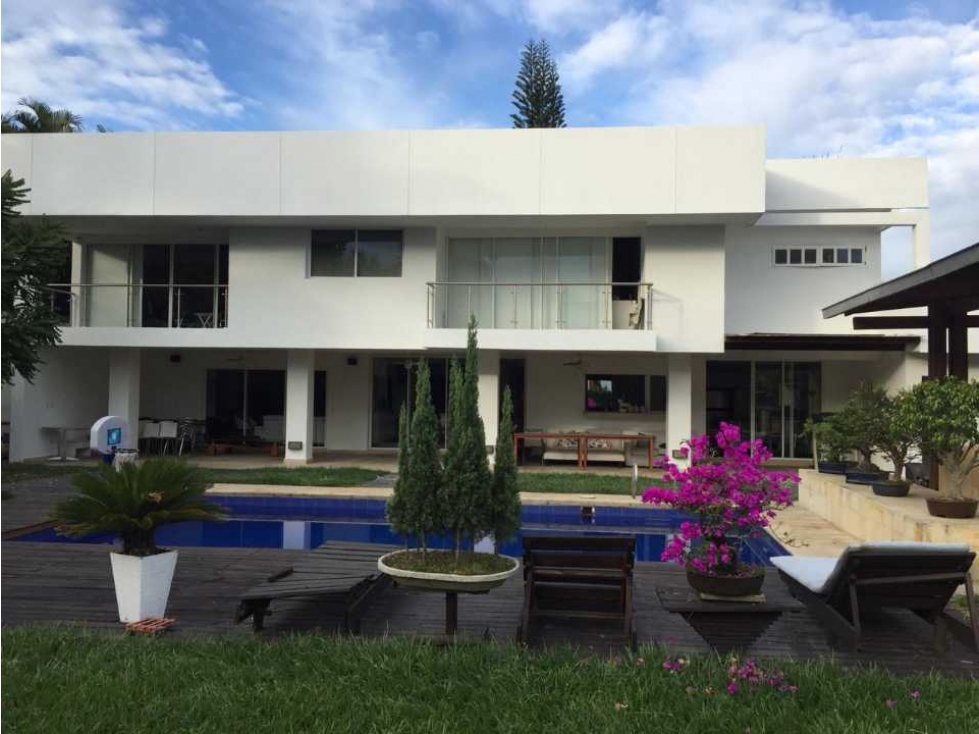 Vendo Casa en Cali, 750 m2 en lote de 1.600, 6 habitaciones