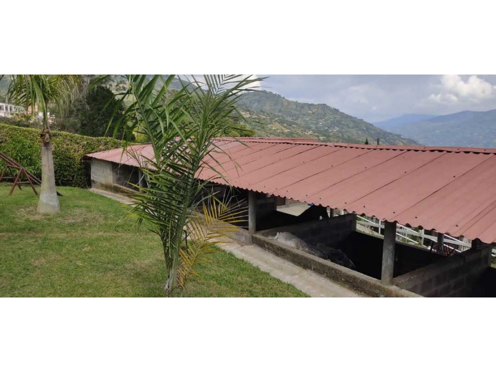 Venta de Finca en Copacabana con pesebreras