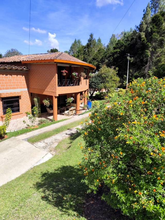 Arriendo casa campestre grande en Guarne Antioquia